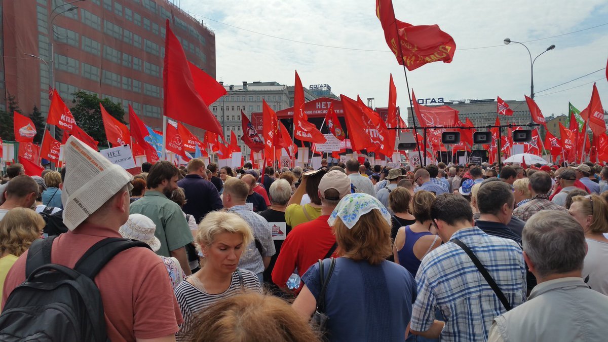 Организаторами митингов могут быть граждане достигшие возраста. Фото демонстраций под красными флагами против пенсионной реформы.