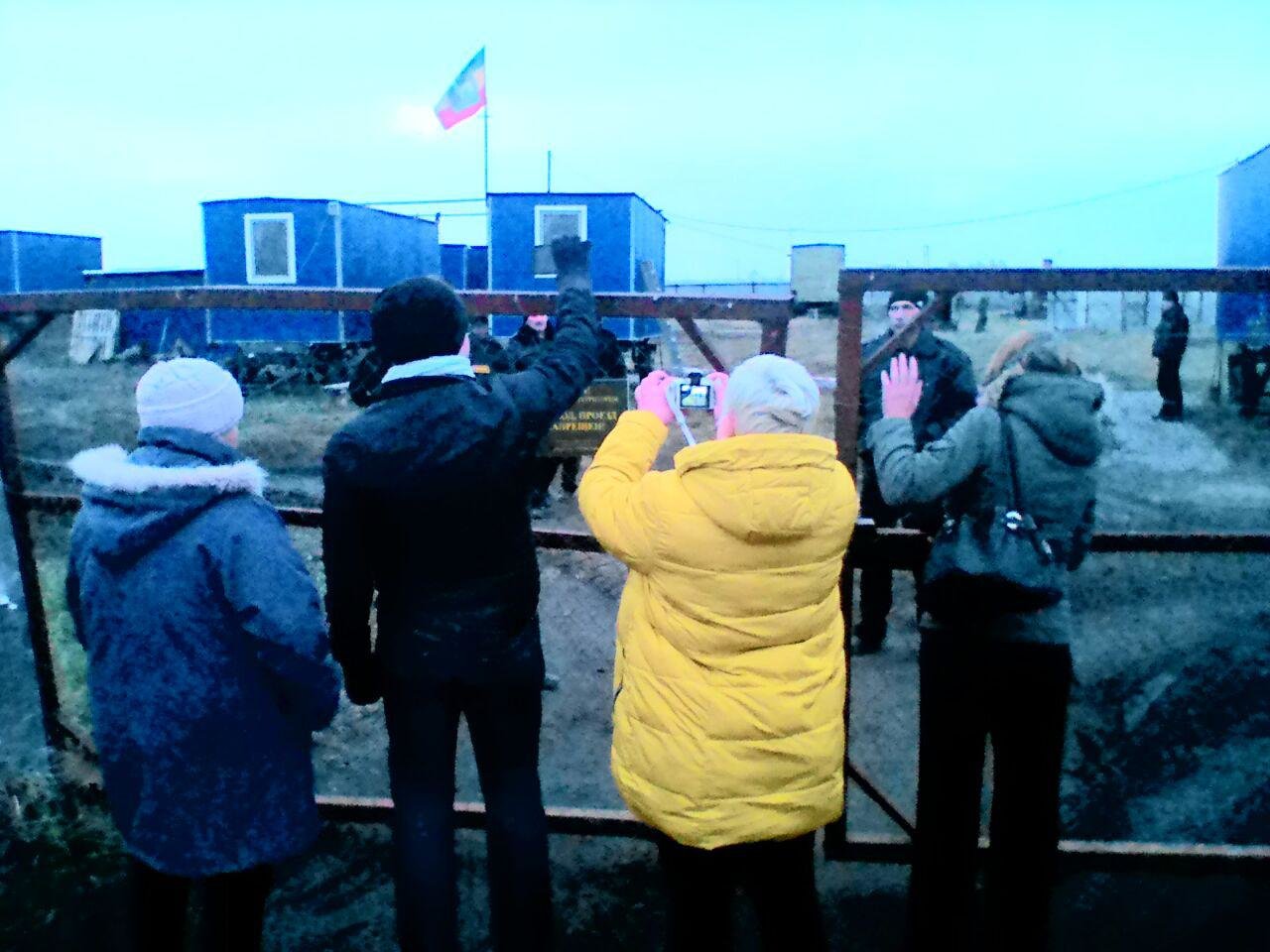 Активисты у ворот буровой станции