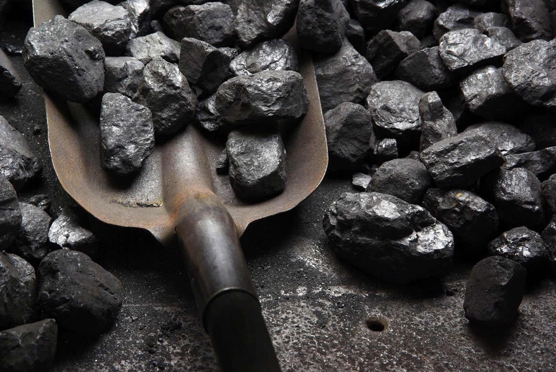 Горючие природные ресурсы. Каменный уголь в Польше. Шубаркуль уголь. Полезные ископаемые уголь. Ископаемое топливо.